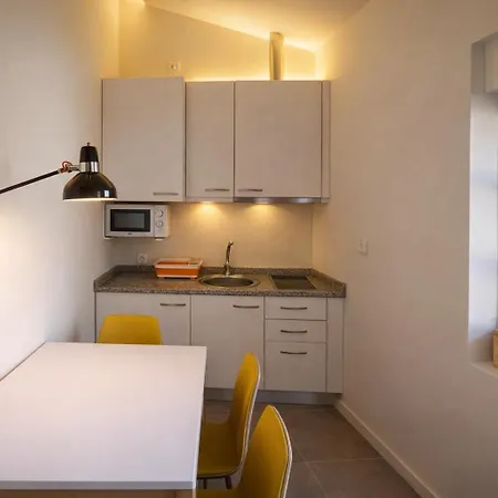 423 Garden ! Breakfast And Lunch Option ! Walk To Porto